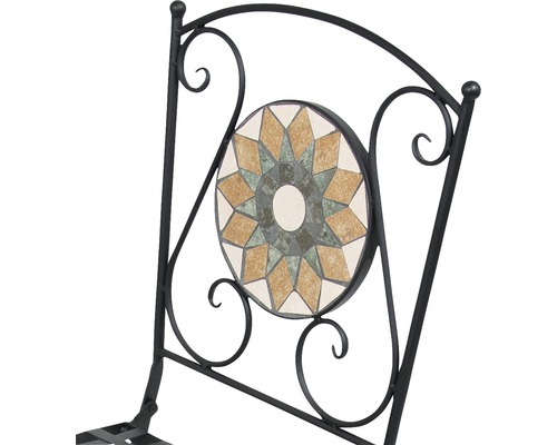 Detail zahradní židle s mozaikovým vzorem v opěradle a kovovým rámem.