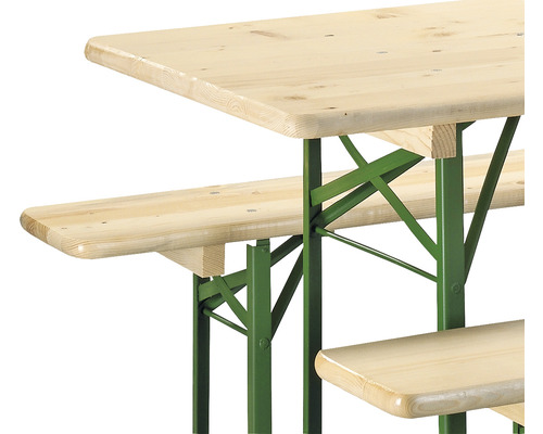 Detail pohledu na pivní stanový set s kovovými zelenými nohami a dřevěnou deskou stolu a lavicemi