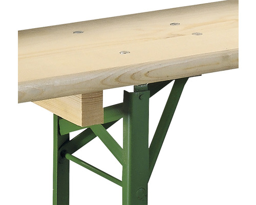 Detailní pohled na pivní stůl s dřevěnou deskou a kovovým rámem