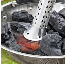 Podpalovač grilu se žhnoucími briketami z dřevěného uhlí v grilu na dřevěné uhlí