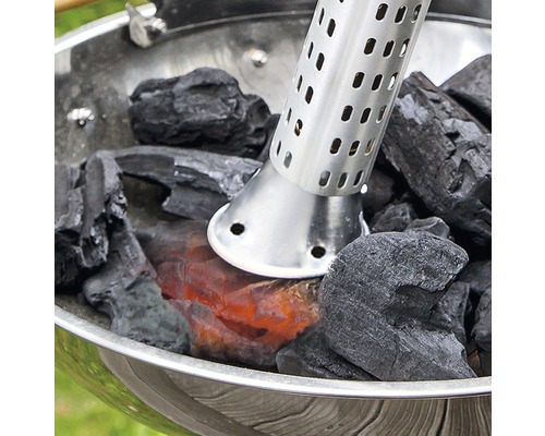 Podpalovač grilu se žhnoucími briketami z dřevěného uhlí v grilu na dřevěné uhlí