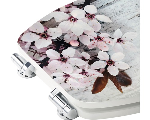 WC sedátko s květinovým vzorem a chromovanými panty