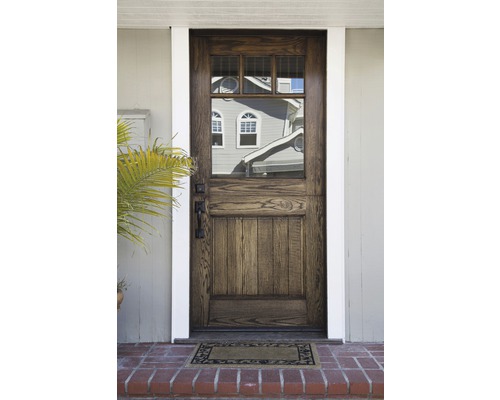 Dřevěné dveře se skleněnou vložkou a klikou