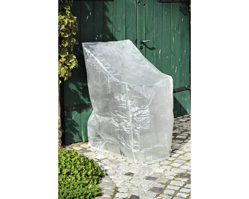 Židle s průhledným ochranným krytem před zelenými dveřmi