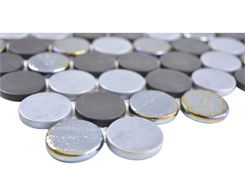 Mozaiková dlaždice s kulatými kameny v různých odstínech šedé