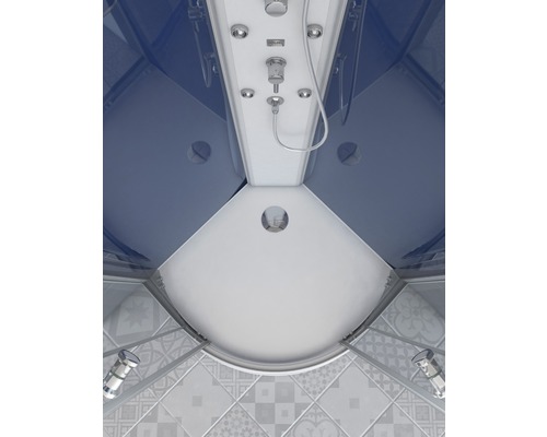 Vnitřní pohled na sprchový kout se sprchovou hlavicí, sprchovou hadicí a armaturami