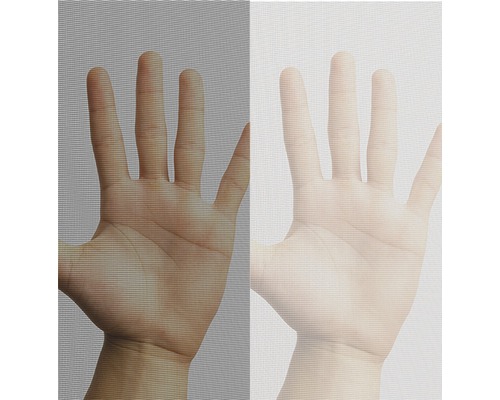 Srovnání dvou sítí proti hmyzu s rukou za nimi, ukazující propustnost světla