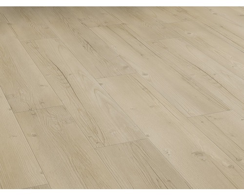Detail světlé laminátové podlahy s dřevěnou strukturou.