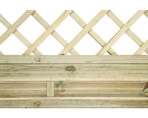 Detailní pohled na dřevěný plot s mřížkou