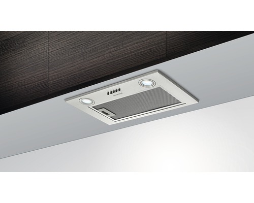 Nerezová digestoř s osvětlením pod kuchyňskou skříňkou