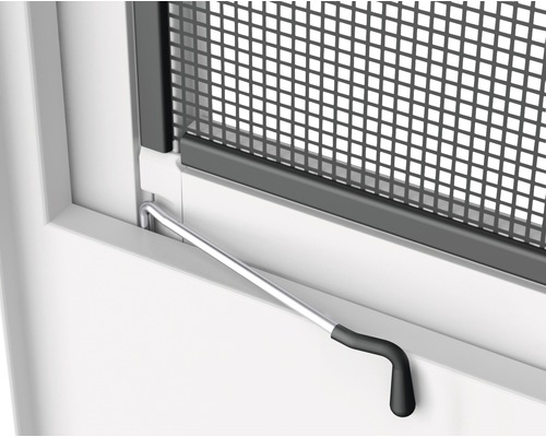 Detailní záběr sítě proti hmyzu s ovládací pákou na okně