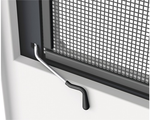 Detailní pohled na okenní síť proti hmyzu s rukojetí