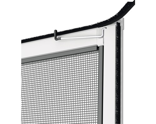 Detailní pohled na okno proti hmyzu se závěsnými pružinami a kartáčovým těsněním