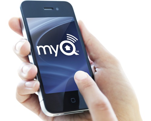 Osoba drží smartphone s aplikací myQ