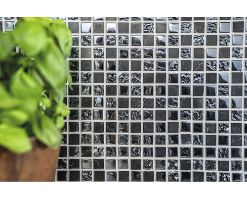 Obkladové dlaždice s mozaikovým vzorem v černé a šedé barvě