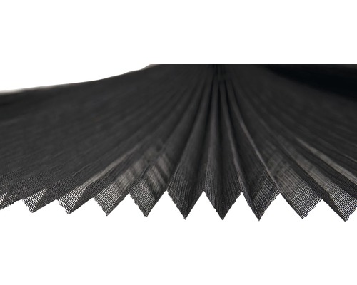 Detailní pohled na černé plisované okenní žaluzie