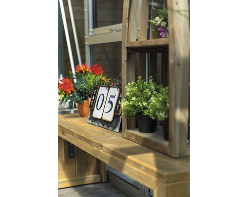 Dekorativní dřevěná lavice s rostlinami a kalendářem pro interiér