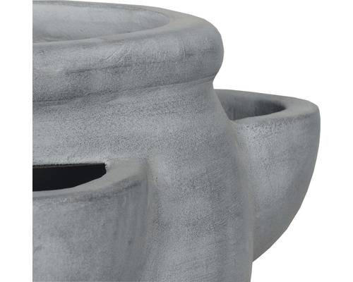 Detailní pohled na šedý květináč