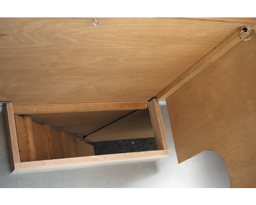 Detailní pohled na dřevěnou skříňku s otevřeným víkem a pohledem do interiéru