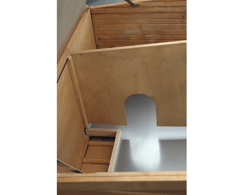 Vnitřní pohled na dřevěnou bednu s policí a schody