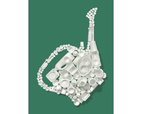 Kompozice z bílého plastového odpadu ve tvaru kytary