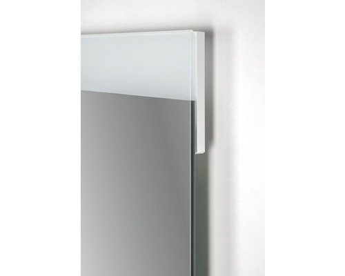 Detailní pohled na zrcadlo s osvětlením