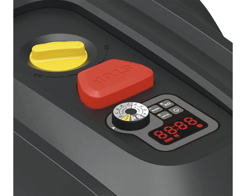 Detailní pohled na ovládací prvky robotické sekačky s žlutým otočným knoflíkem, červeným tlačítkem zastavení, displejem a otočným ovladačem