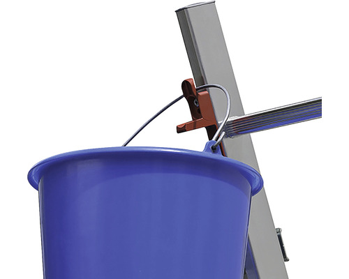 Držák na kbelík na žebříku s modrým kbelíkem