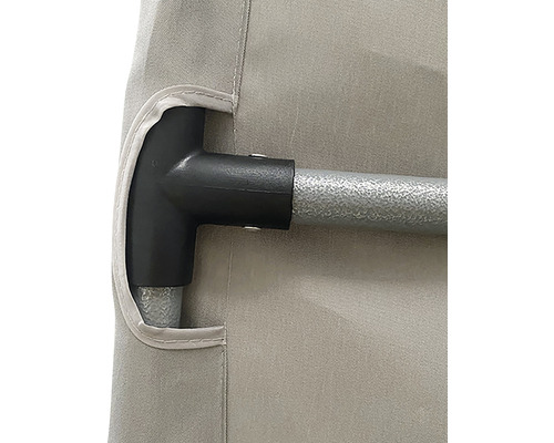 Detailní záběr slunečníku s rámem a potahem