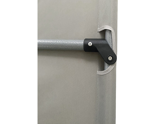 Detail montážního kusu s tyčí pro ochrannou plachtu