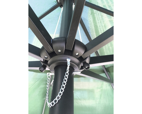 Detailní pohled na slunečník s kovovým rámem a řetízkem