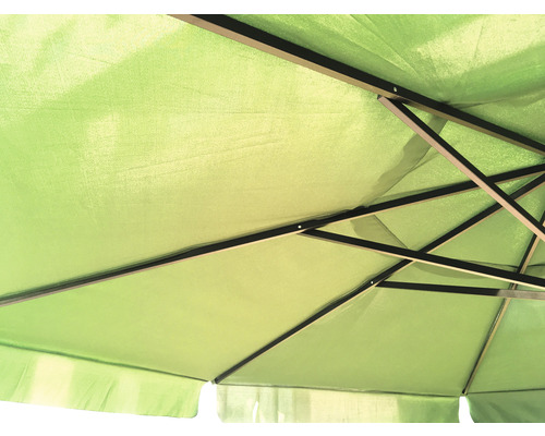 Detailní záběr zeleného slunečníku s černým rámem