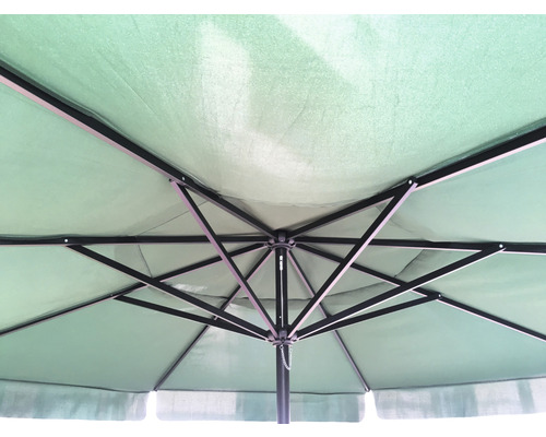 Pohled zespodu na zelený slunečník s černým rámem