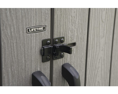 Detailní pohled na zámek a logo Lifetime na zahradní skříni