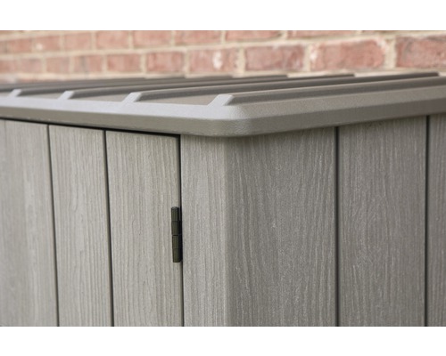 Detailní pohled na zahradní skříňku imitující dřevo