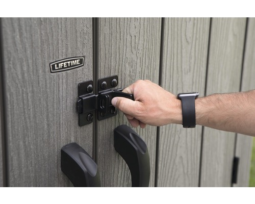 Ruka zavírá zahradní domek západkou. Logo Lifetime.