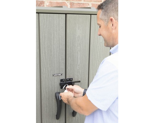 Muž zamyká zahradní domek