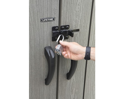 Detail zahradních dveří se zámkem a logem Lifetime