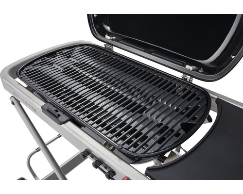 Přenosný plynový gril s grilovacím roštem a otevřeným víkem