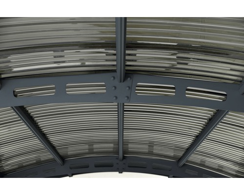 Detail terasového přístřešku s kovovými prvky