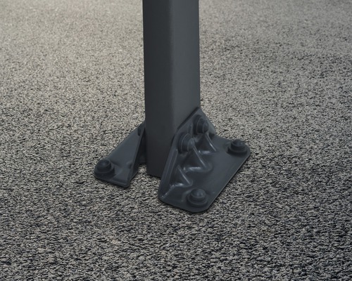 Detail patky sloupku s upevňovacími šrouby