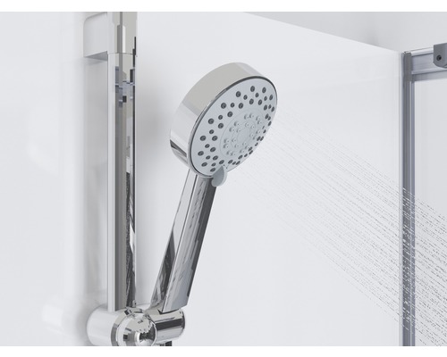 Ruční sprcha s tyčí a tekoucí vodou v koupelně