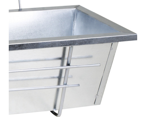 Detailní pohled na pozinkovaný truhlík s držákem