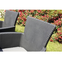 Detailní pohled na zahradní židli z polyratanu se sedákem