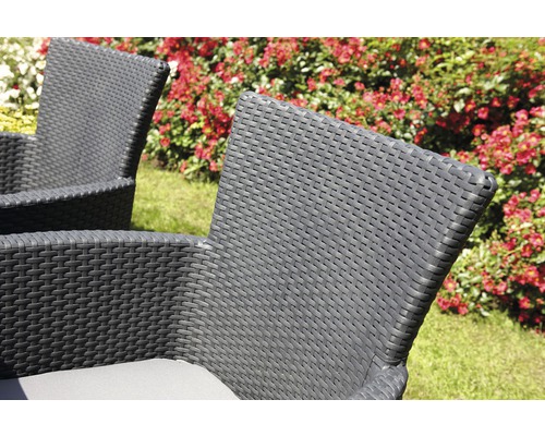 Detailní pohled na zahradní židli z polyratanu se sedákem