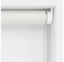 Detailní pohled na bílou roletu s ovládacím řetízkem na okně