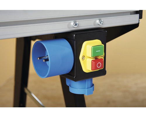 Připojovací zástrčka a spínače stroje