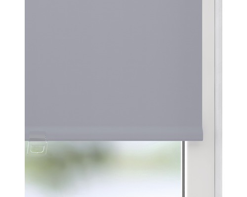 Šedá roleta v okně