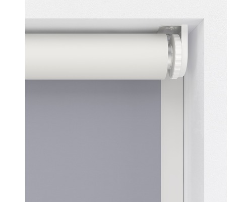 Roleta s držákem v okenním rámu