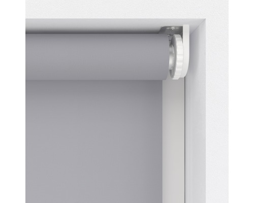 Šedá roleta na okenním rámu